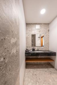 ein Bad mit einem Waschbecken und einem Spiegel in der Unterkunft Baker`s Home in Augsburg