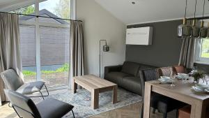 sala de estar con sofá y mesa en Waterpark Giethoorn, en Giethoorn