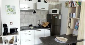 A kitchen or kitchenette at Studio Marina pointe du bout vue sur le port
