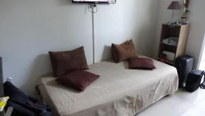 A bed or beds in a room at Studio Marina pointe du bout vue sur le port