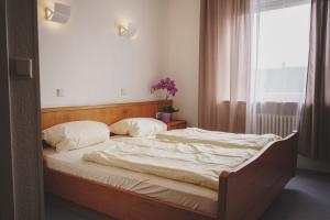 1 cama grande en un dormitorio con ventana en Gasthof Kirchberger en Fürth