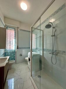 a bathroom with a glass shower and a toilet at Dolce Vita A 5 Minuti Dal Centro Con Parcheggio Privato Gratuito in Sanremo