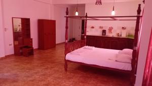 Schlafzimmer mit Himmelbett und weißer Bettwäsche in der Unterkunft Blue pearl in Beruwala