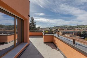 Bologna Hills View - Stunning Attic with Terrace tesisinde bir balkon veya teras