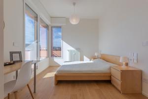 Bologna Hills View - Stunning Attic with Terrace tesisinde bir odada yatak veya yataklar