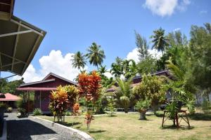 Blick auf ein Haus mit Bäumen und Pflanzen in der Unterkunft Pondok Oma II in Lasikin