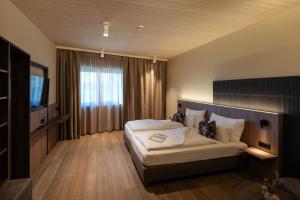 A bed or beds in a room at Hafnerhotel - Das Kachelofen-Wohlfühlhotel