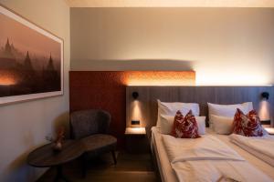 A bed or beds in a room at Hafnerhotel - Das Kachelofen-Wohlfühlhotel