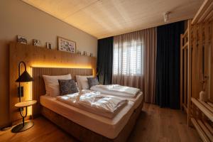 een slaapkamer met een groot bed in een kamer bij Hafnerhotel - Das Kachelofen-Wohlfühlhotel in Wieselburg