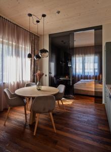 A bed or beds in a room at Hafnerhotel - Das Kachelofen-Wohlfühlhotel
