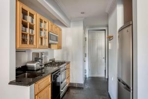 A kitchen or kitchenette at West Village 2br w in-unit wd nr shops NYC-1256