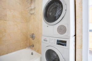 uma máquina de lavar e secar roupa na casa de banho em West Village 2br w in-unit wd nr shops NYC-1256 em Nova York