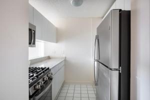 Una cocina o zona de cocina en UES 2br w elevator doorman nr transportation NYC-1297