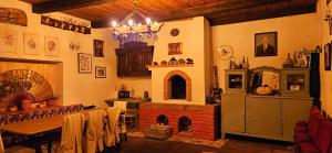 ein Wohnzimmer mit einem Kamin und einem Tisch sowie ein Zimmer mit einem Tisch in der Unterkunft Agroturystyka Stara Huta in Narol