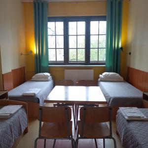 Szkolne Schronisko Młodzieżowe w Gdańsku School Youth Hostel in Gdańskにあるベッド