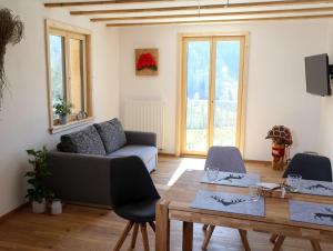 uma sala de estar com um sofá e uma mesa em Heimatglück em Lautenbach