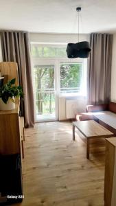 - un salon avec un canapé et une table dans l'établissement Apartmán BB-Centrum1, à Banská Bystrica