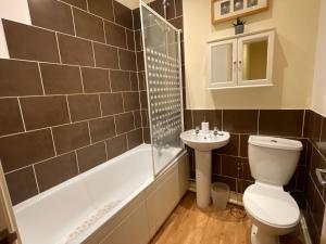een badkamer met een toilet en een wastafel bij Cosy city retreat in Portsmouth