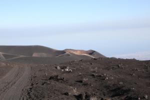 una strada sterrata sul fianco di una montagna di Rifugio Sapienza a Nicolosi