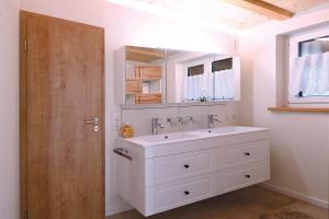 baño con lavabo y puerta de madera en Luginsland, en Sonthofen