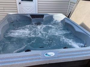 un gran jacuzzi azul con agua. en Lrge Home Near Wash DC-Pool, Hot Tub, Gym, Game Rm, en Bowie