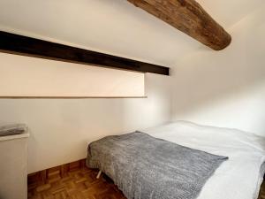 una camera da letto con un letto e un soffitto in legno di Pygmalion appartement ad Avignone
