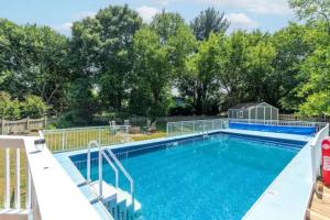 Bazén v ubytování Lrge 5 BR 9 Beds Near DC-Pool, Hot Tub, Gym, Game Rm, Fire Pit nebo v jeho okolí