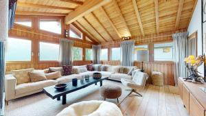 a living room with a couch and a table at Arnold COCOONING & VIEW chalet 12 personnes Les Masses in Les Collons