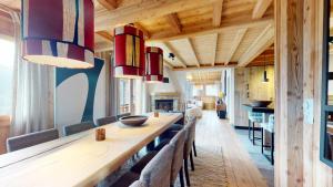 a dining room with a long wooden table and chairs at Arnold COCOONING & VIEW chalet 12 personnes Les Masses in Les Collons