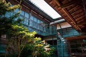 zewnętrzny widok budynku z roślinami w obiekcie Honno Ryokan / Vacation STAY 60049 w mieście Yahaba