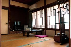 pokój ze stołem i pokój z oknami w obiekcie Honno Ryokan / Vacation STAY 60049 w mieście Yahaba