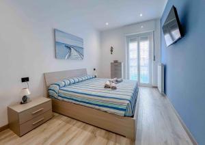 - une chambre avec un lit doté d'un ours en peluche dans l'établissement Appartamento vicino al Porto, à Varazze