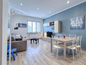 - un salon et une salle à manger avec une table et un canapé dans l'établissement Appartamento vicino al Porto, à Varazze