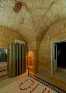 Zimmer mit Steindecke und Dusche in der Unterkunft Victoria Luxury Suite in Lizzanello