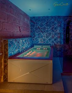 uma pista de bowling com uma mesa de bilhar num quarto em Victoria Luxury Suite em Lizzanello