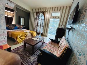 Hotel Siddarth Palace的电视和/或娱乐中心