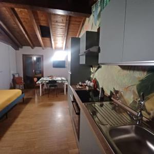 Cuisine ou kitchenette dans l'établissement D e c a d e n c e -Wine calling!