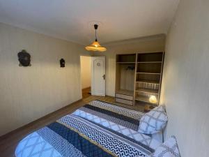 una camera con 2 letti di Maison plain-pied hyper centre ville Perros a Perros-Guirec