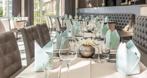 - une longue table dans un restaurant avec des verres dans l'établissement Best Western Victor's Residenz-Hotel Rodenhof, à Sarrebruck