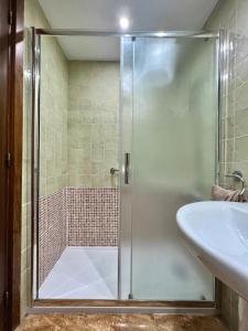 bagno con doccia e lavandino di H&H Suite El Mirlo a Granada