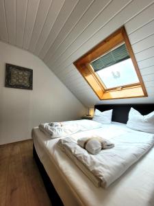 Schlafzimmer mit einem großen weißen Bett und einem Fenster in der Unterkunft Winterberg Appartement 21109 in Winterberg