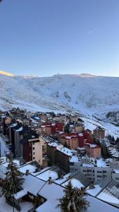 eine schneebedeckte Stadt mit Gebäuden in der Unterkunft DÚPLEX CON VISTAS ZONA MEDIA in Sierra Nevada