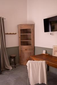 Pokój z drewnianą szafką i stołem w obiekcie Bessire Chambres & table d'hôtes 