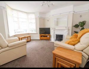 - un salon avec un canapé blanc et une cheminée dans l'établissement Rosie’s rest, à Bridlington