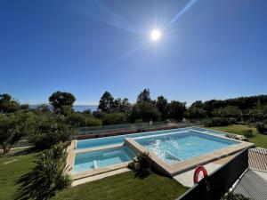 een zwembad in de tuin van een huis bij Luxury Sea View Apartment by United Renters in Villajoyosa