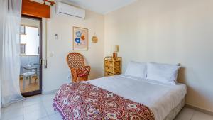 Tempat tidur dalam kamar di Casa Brasil 2 BDR With Balcony by LovelyStay