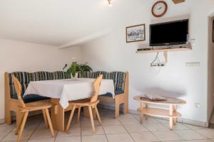 - une salle à manger avec une table et un canapé dans l'établissement Gfinkerhof Mendel, à Vols am Schlern