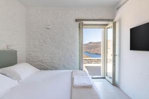 ein Schlafzimmer mit einem Bett und einem Fenster mit Aussicht in der Unterkunft AJ VILLA KEA in Otziás + 19 Fotos