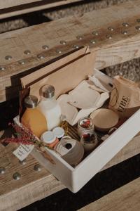 una scatola piena di cibo e una bottiglia di latte di VIBE LUXURY CABINS ad Arnuero