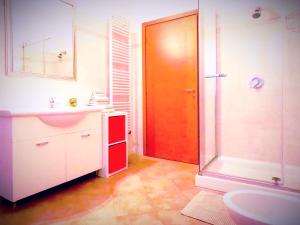 y baño con lavabo, ducha y aseo. en L' appartamento sul Naviglio en Milán